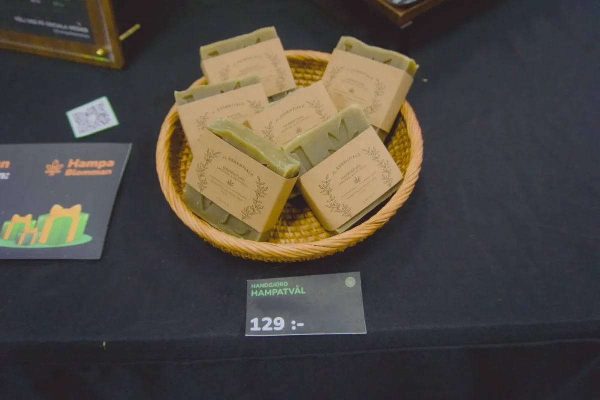 Korg med handgjorda hampatvålar från JL Essentials, lavendel och patchouli, med prisskylt 129 kr
