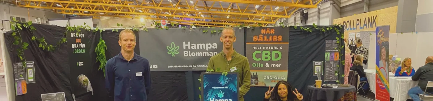 Tre personer framför Hampablommans monter med skyltarna “Helt naturligt CBD, olja & mer” och “Bra för dig, bra för jorden