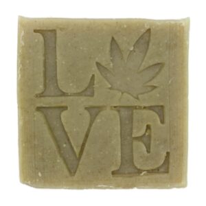 Handgjord vegansk hampatvål 100% gjord på naturliga ingredienser från hampablomman.se Innehåller hampafröolja, olivolja, kokosolja, ricinolja, sheasmör, nässla, eteriska oljor som lavendel och patchouli