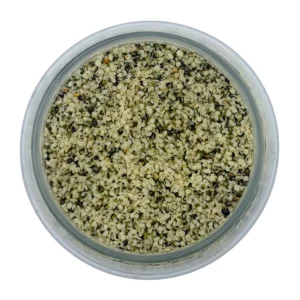 Burk med skalade hampafrön ovanifrån