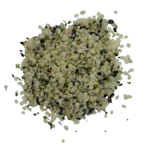 Dekorerade skalade hampafrön på vit bakgrund