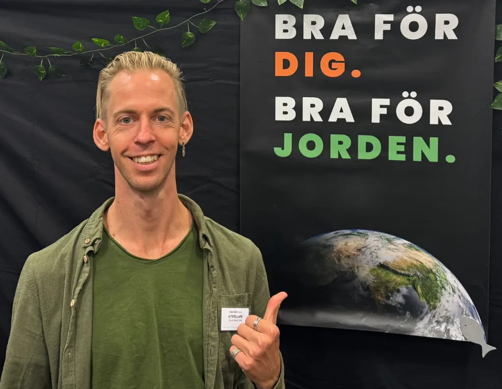 Man vid monter med budskap om miljön